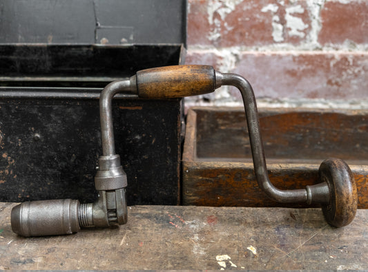 Vintage-Bohrer mit Bohrer und Klammer