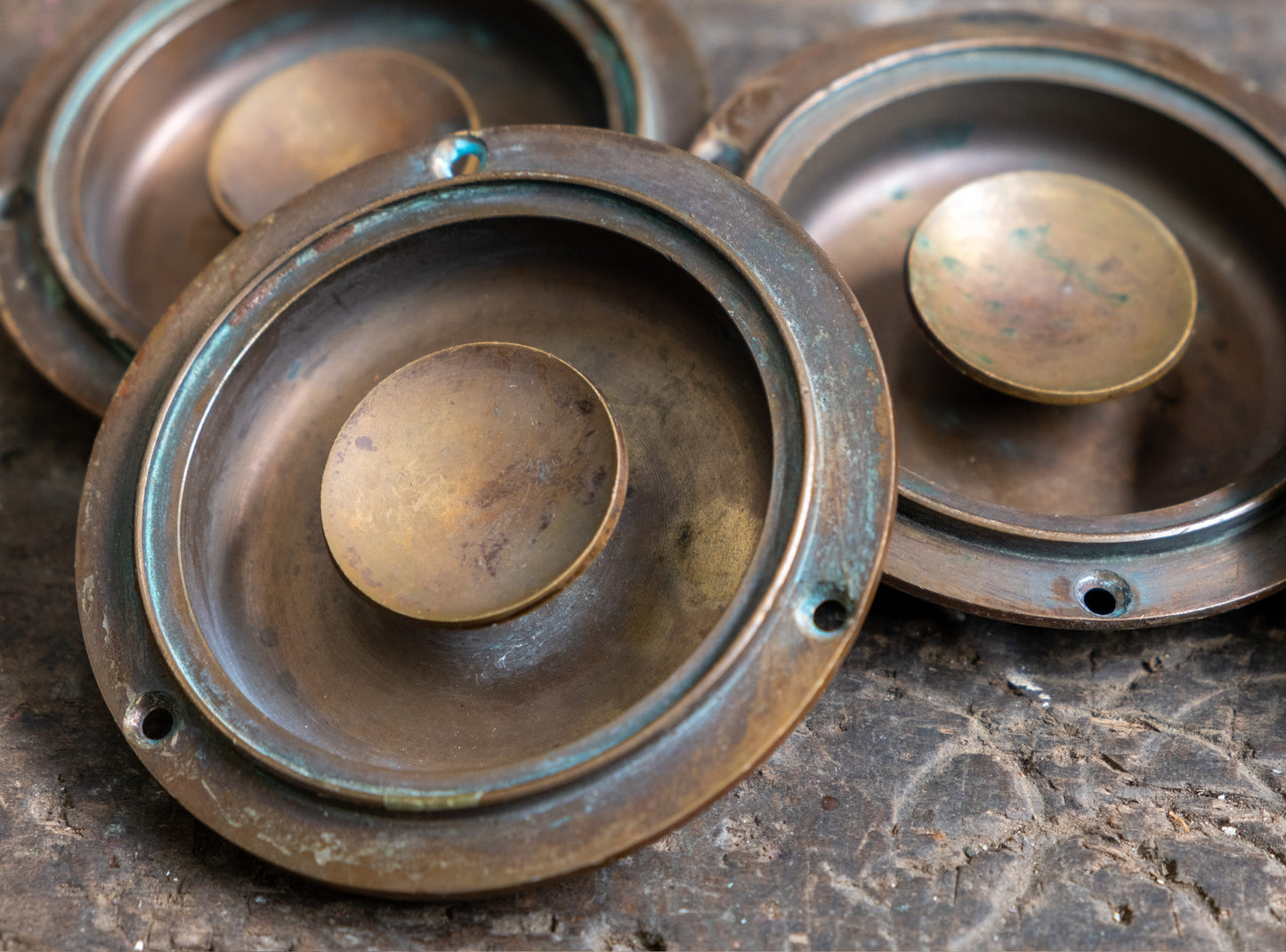 Satz mit vier runden Bronzegriffen