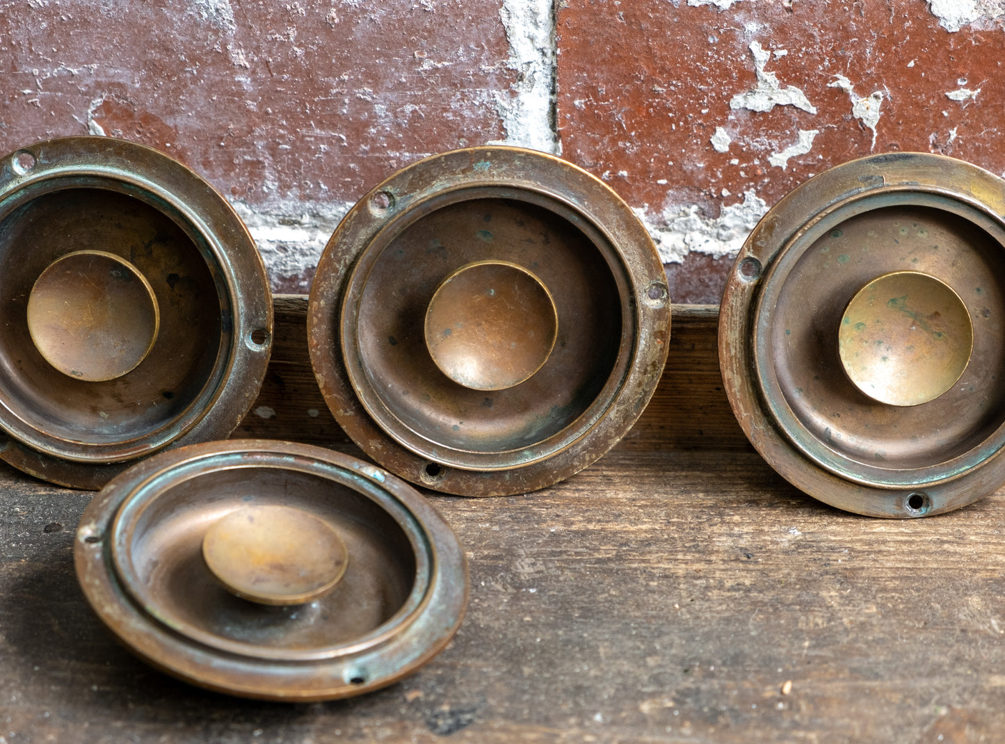 Satz mit vier runden Bronzegriffen